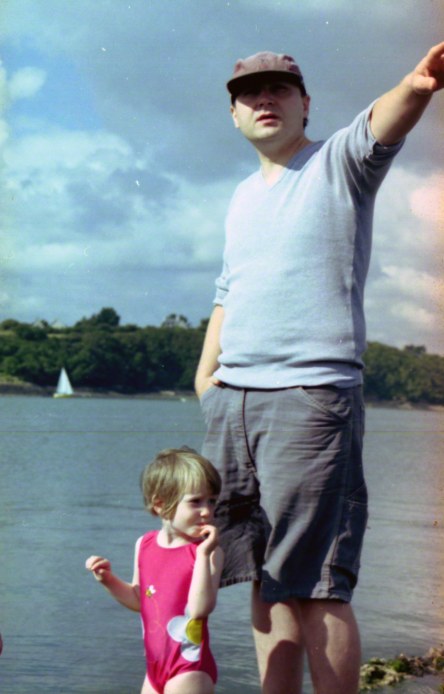 Alix et son père sur la grève de Kerzafloc'h un jour de l'été 2000, Marie-Claire Raoul