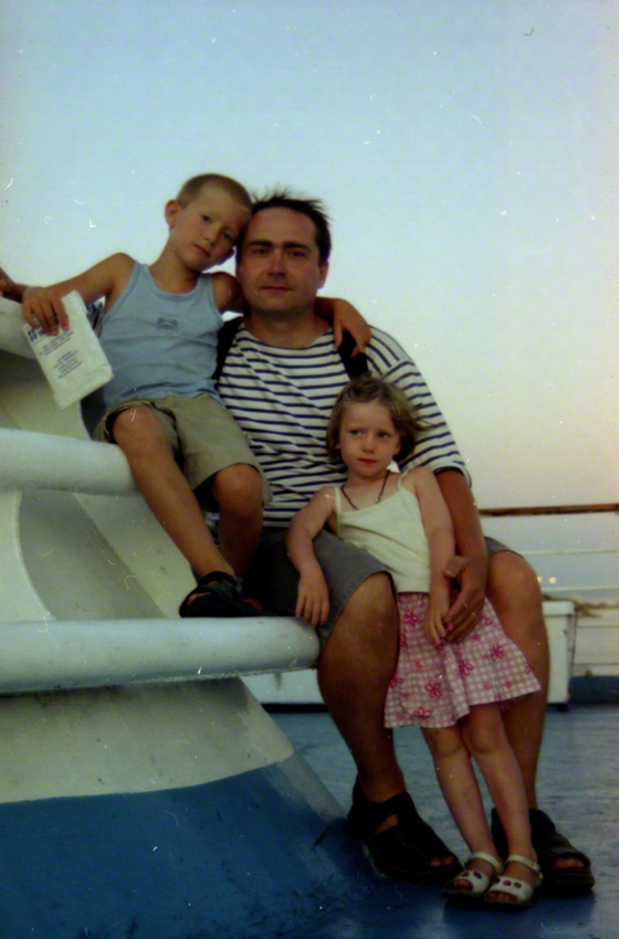 Alix avec son père et son frère sur le bateau vers Livourne au départ de Portovesme, juillet 2001