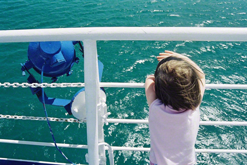 Alix sur le bateau vers Livourne (Italie), en juillet 2001