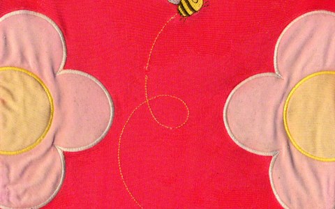 Broderie sur le maillot de bain américain, dessin et modèle kaBOOM, abeille et fleurs, scanner, Marie-Claire Raoul