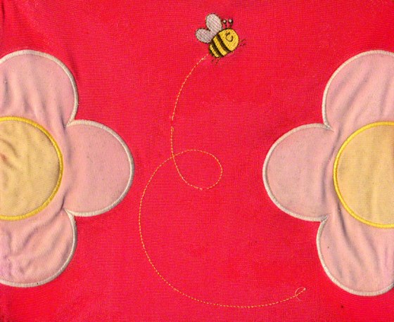 Broderie sur le maillot de bain américain, dessin et modèle kaBOOM, abeille et fleurs, scanner, Marie-Claire Raoul