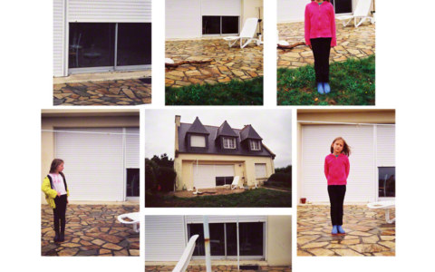 Alix et Adèle devant la maison de Kerzafloc'h, montage de 7 photographies couleurs, Marie-Claire Raoul