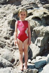 Alix dans les rochers de Capo Sandalo sur l'île San Pietro en Sardaigne, vue 1, juillet 2001