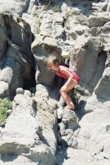 Alix dans les rochers de Capo Sandalo sur l'île San Pietro en Sardaigne, vue 2, juillet 2001