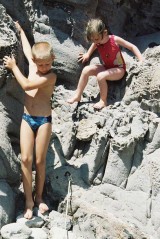 Les enfants dans les rochers de Capo Sandalo sur l'île San Pietro en Sardaigne, juillet 2001