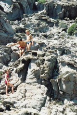 Les enfants dans les rochers de Capo Sandalo sur l'île San Pietro en Sardaigne, juillet 2001