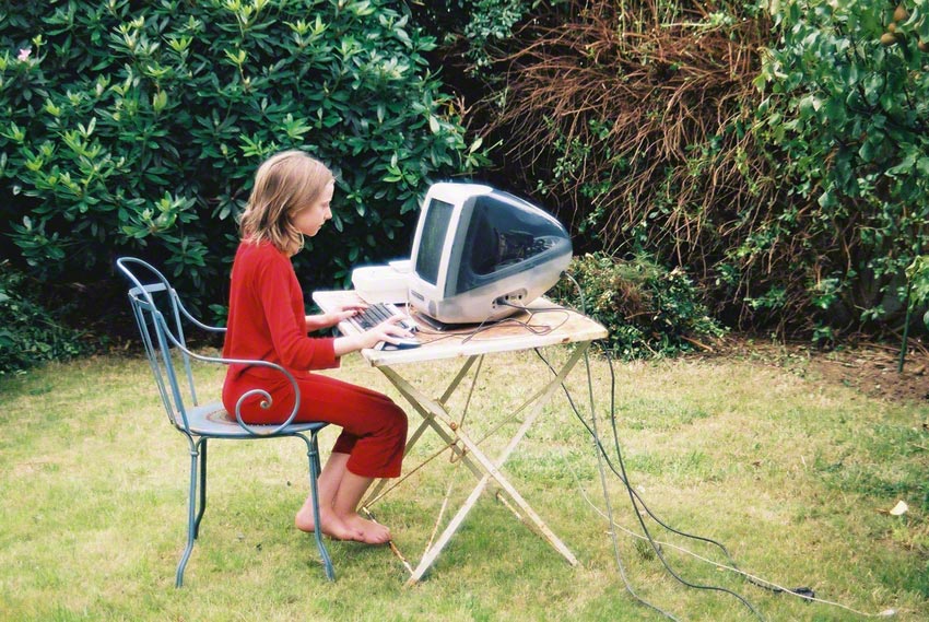 Alix dans le jardin de Brest assise devant l'ordinateur, Marie-Claire Raoul