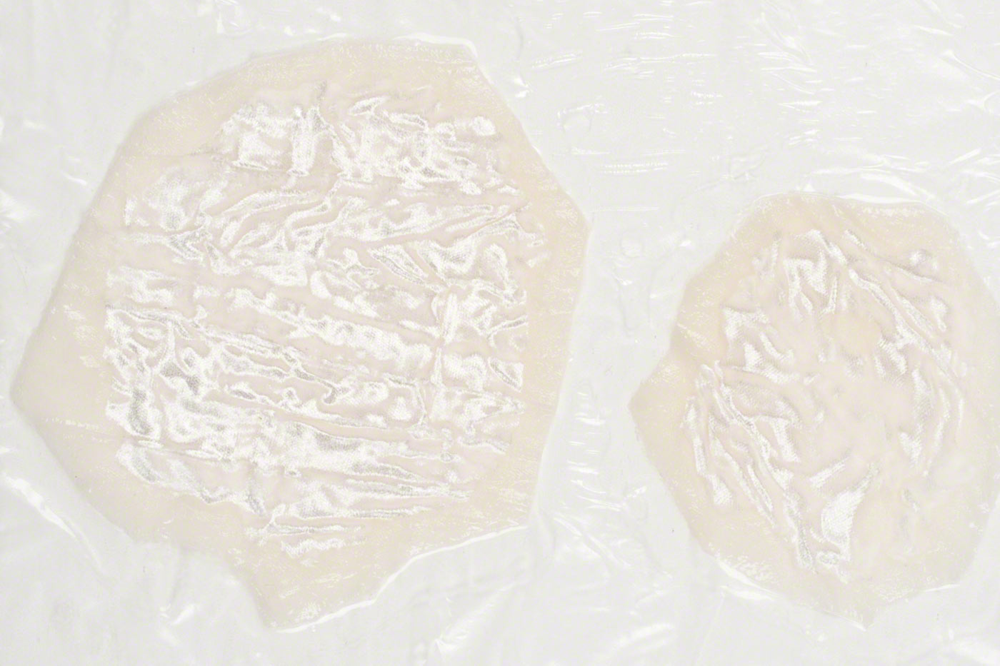 Deux cellules en velours froissé reliées à un film plastique avec de la résine souple