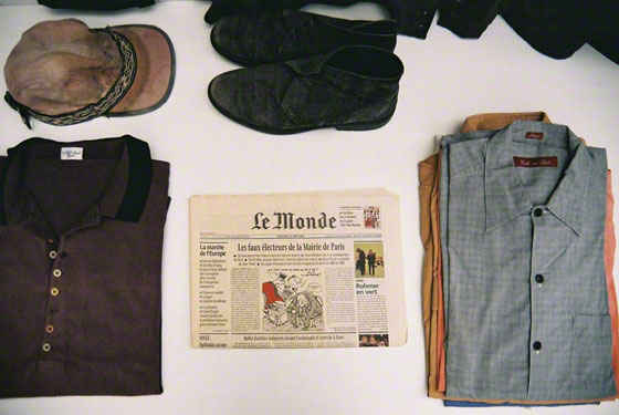 Items wich belong to or are purchased by Franck during his stay in Ogden, journal "Le monde" du 31 mai 2000, casquette achetée à Ogden., Marie-Claire Raoul