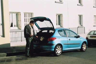 Franck et la Peugeot 206, rue Paul Fort à Brest, simulation du départ, avril 2006-vue 4