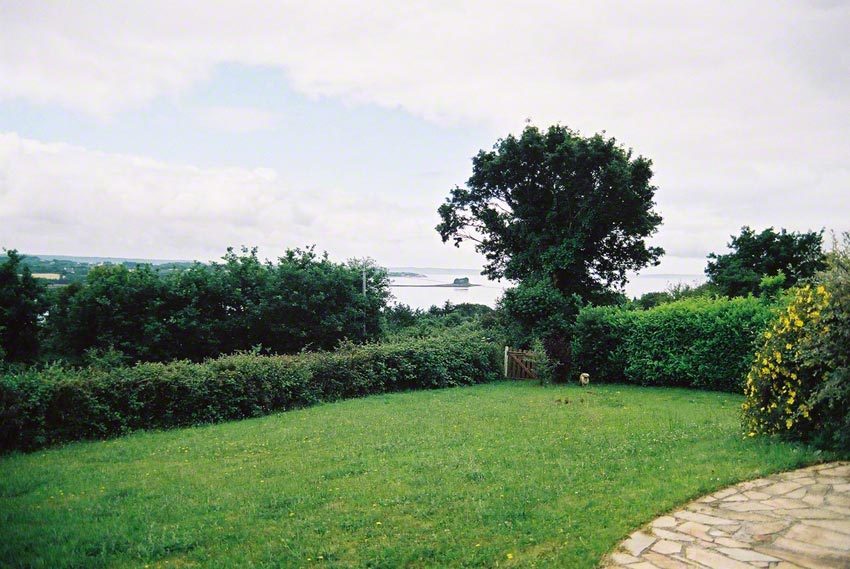 Le jardin de Kerzafloc'h, vue sur la baie de Daoulas et la Pointe du Château (presqu'île de Logonna-Daoulas, Marie-Claire Raoul