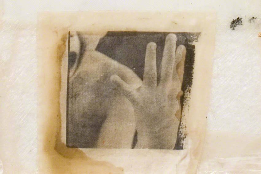 Repos 1, détail, Jérémie crie, tirage photographique noir et blanc sur soie, 120cm*80cm, novembre 2003, Marie-Claire Raoul