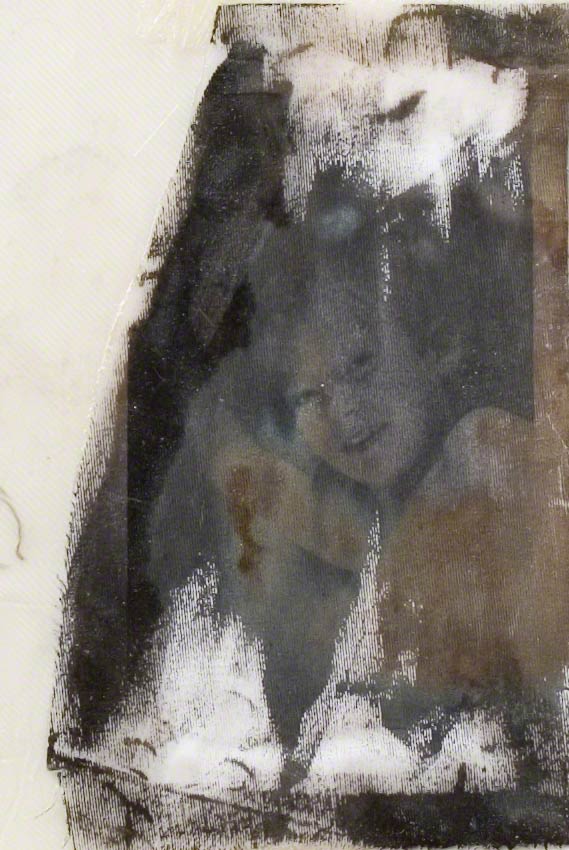 Repos 1, Jérémie sourit, détail, tirage noir et blanc sur coton, 120cm*80cm, novembre 2003, Marie-Claire Raoul