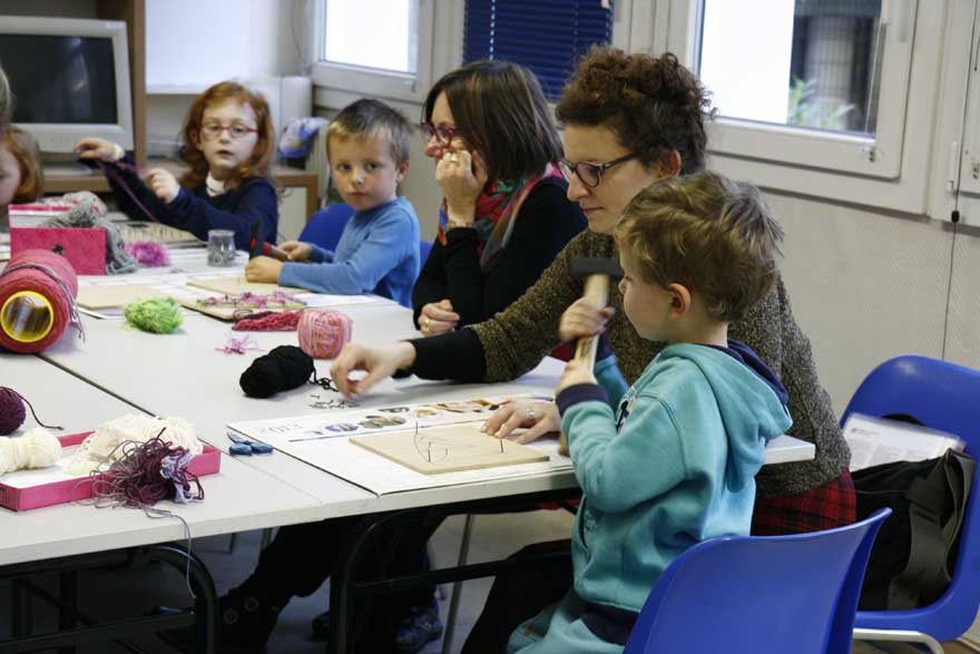 Atelier en famille autour de l'exposition de Marie-Claire Raoul à la MJC Harteloire le 7 novembre 2015