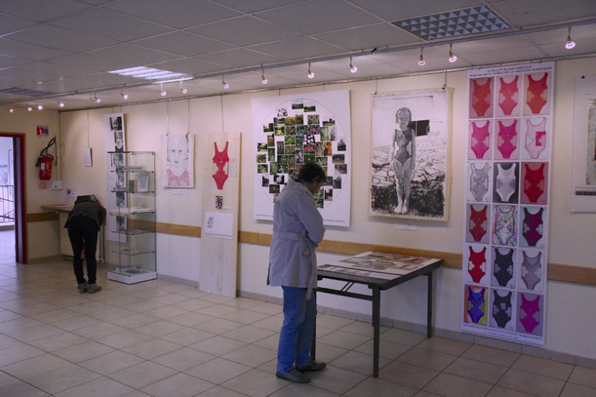 vue-exposition-maillot-de-bain-americain-pilier-rouge-2012-mur1-w850-marie-claire-raoul, Marie-Claire Raoul