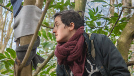 Anna, bois de Keroual, Guilers, 23 février 2017, série photographique "Je voudrais aller me promener dans les bois" réalisée par Marie-Claire Raoul lors d'une résidence à l'espace Lcause à Brest