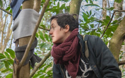 Anna, bois de Keroual, Guilers, 23 février 2017, série photographique "Je voudrais aller me promener dans les bois" réalisée par Marie-Claire Raoul lors d'une résidence à l'espace Lcause à Brest, Marie-Claire Raoul