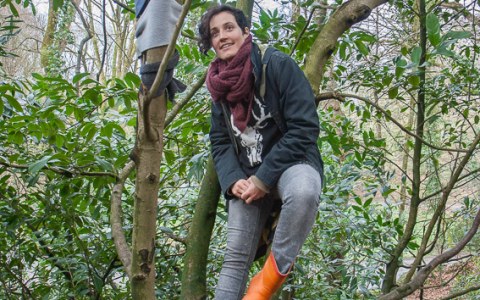 Anna, bois de Keroual, Guilers, 23 février 2017, série photographique "Je voudrais aller me promener dans les bois" réalisée par Marie-Claire Raoul lors d'une résidence à l'espace Lcause à Brest