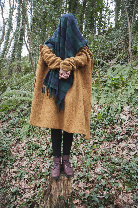 Alix, bois de Keroual, 21 février 2017, série photographique [Je voudrais aller me promener dans les bois], photographie réalisée par Marie-Claire Raoul lors d'une résidence à l'espace Lcause, Marie-Claire Raoul