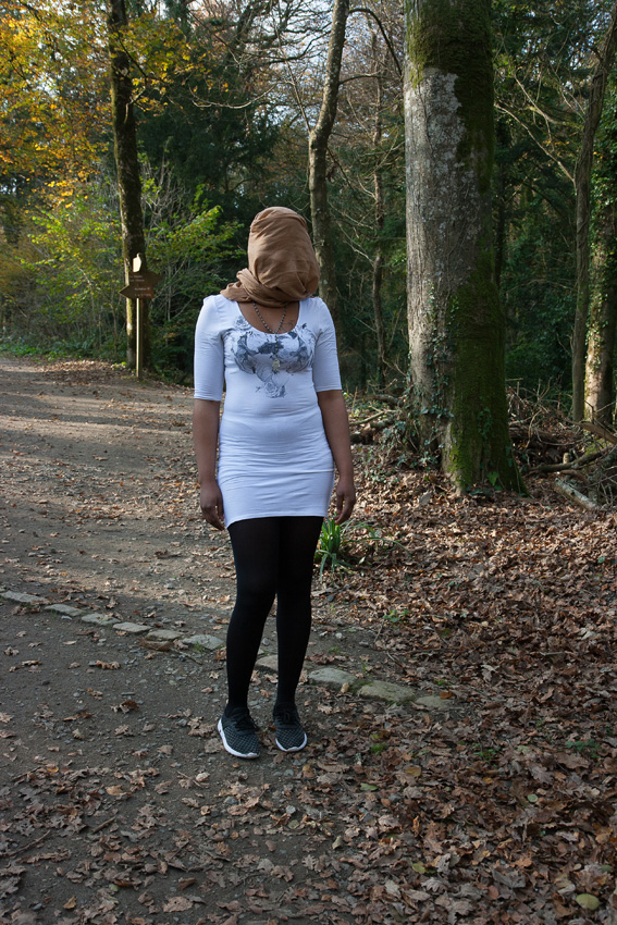 Anita, bois de Keroual, 13 novembre 2017, série photographique "Je voudrais aller me promener dans les bois", photographie réalisée par Marie-Claire Raoul lors d'une résidence à l'espace Lcause, Marie-Claire Raoul