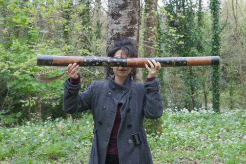 Béatrice, bois de Keroual, 14 avril 2017, série photographique "Je voudrais aller me promener dans les bois", photographie réalisée par Marie-Claire Raoul lors d'une résidence à l'espace Lcause
