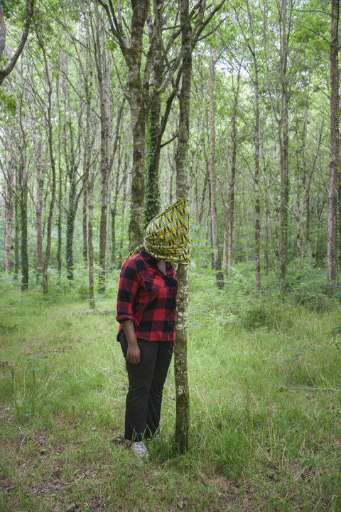 Deborah, bois de Keroual, 24 juin 2017, série photographique "Je voudrais aller me promener dans les bois", photographie réalisée par Marie-Claire Raoul lors d'une résidence à l'espace Lcause