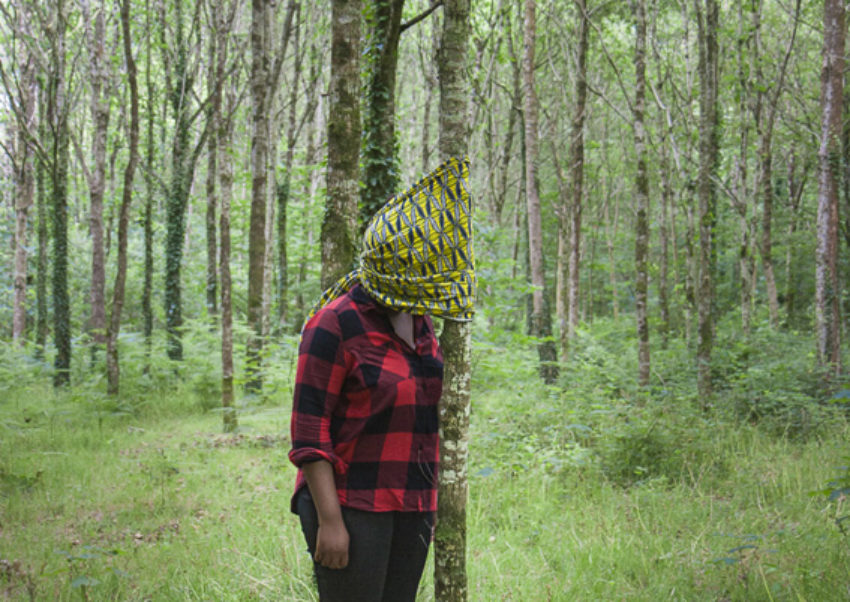 Deborah, bois de Keroual, 24 juin 2017, série photographique "Je voudrais aller me promener dans les bois", photographie réalisée par Marie-Claire Raoul lors d'une résidence à l'espace Lcause