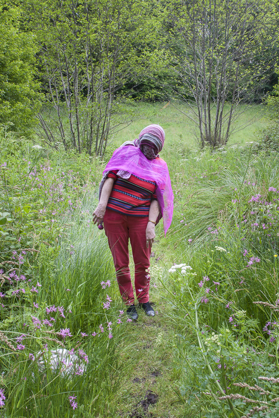 Francoise bois de Keroual, 16 mai 2017, série photographique "Je voudrais aller me promener dans les bois", photographie réalisée par Marie-Claire Raoul lors d'une résidence à l'espace Lcause, Marie-Claire Raoul