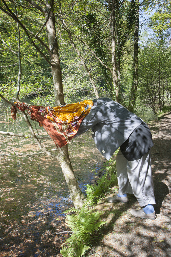 Joelle, bois de Keroual, 27 avril 2017, série photographique "Je voudrais aller me promener dans les bois", photographie réalisée par Marie-Claire Raoul lors d'une résidence à l'espace Lcause, Marie-Claire Raoul