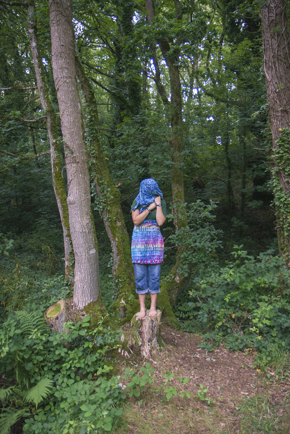 Liza, bois de Keroual, 13 juillet 2017, série photographique "Je voudrais aller me promener dans les bois", photographie réalisée par Marie-Claire Raoul lors d'une résidence à l'espace Lcause, Marie-Claire Raoul