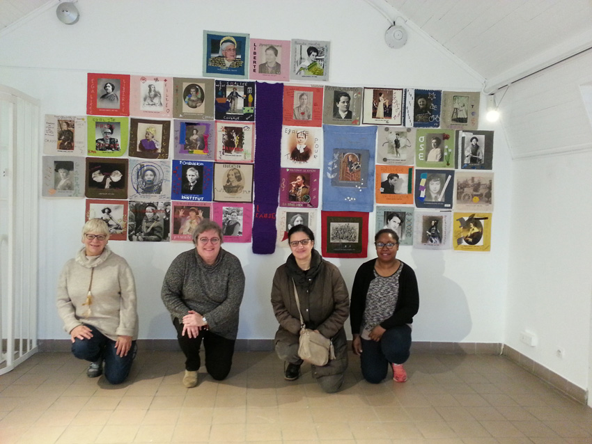 Montage de l'exposition "Paroles et images de femmes de Brest à Kiel" à la maison de la Fontaine à brest, le 27 mars 2018