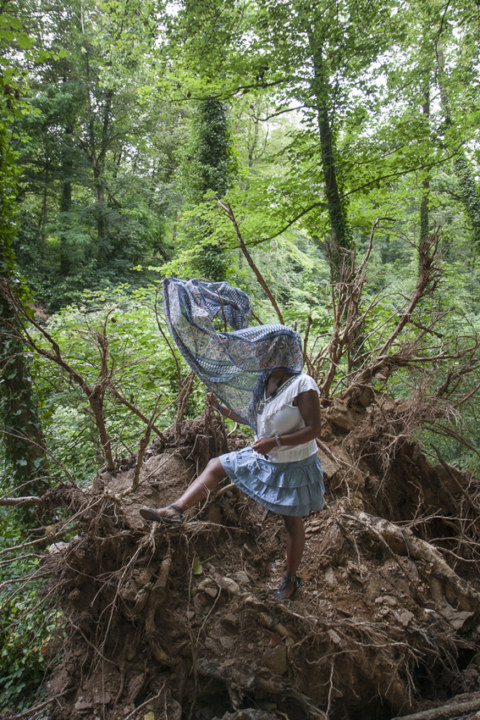 Nina, bois de Keroual, 27 juin 2017, série photographique "Je voudrais aller me promener dans les bois", photographie réalisée par Marie-Claire Raoul lors d'une résidence à l'espace Lcause