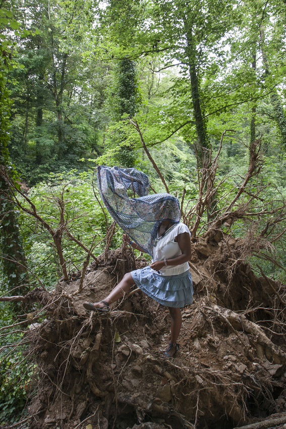 Nina, bois de Keroual, 27 juin 2017, série photographique "Je voudrais aller me promener dans les bois", photographie réalisée par Marie-Claire Raoul lors d'une résidence à l'espace Lcause, Marie-Claire Raoul