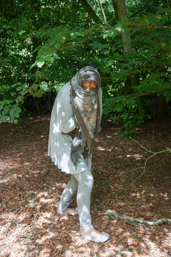 Vivian, bois de Keroual, 13 juin 2017, série photographique "Je voudrais aller me promener dans les bois", photographie réalisée par Marie-Claire Raoul lors d'une résidence à l'espace Lcause, Marie-Claire Raoul