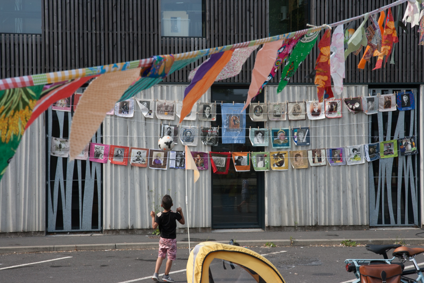 Installation textile "Paroles et images de femmes" à Pontanezen, 30 juin2018, fête du quartier