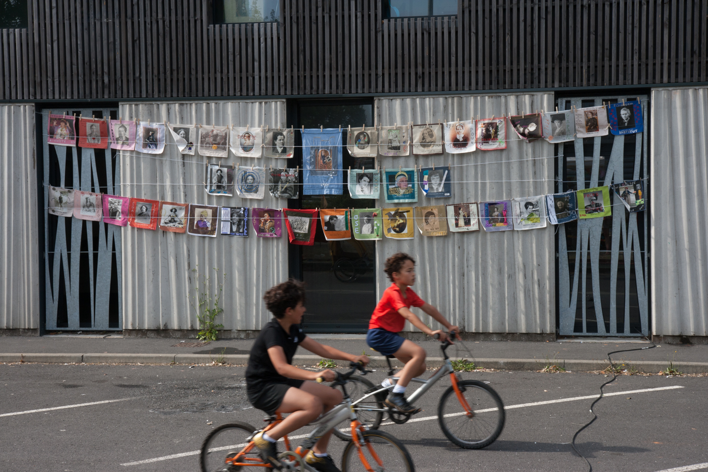 Installation textile "Paroles et images de femmes" à Pontanezen, 30 juin2018, fête du quartier