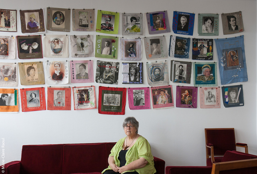 Marif Loussouarn, chargée de l'égalité Femmes-Hommes et de la Jeunesse pour la ville et la métropole de Brest, assise devant l'installation textile participative Paroles et images de femmes exposée au salon de repos des élus de Brest en août et septembre 2018, atelier de Marie-Claire Raoul