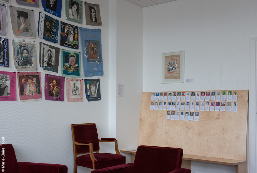 L'installation textile participative Paroles et images de femmes exposée au salon de repos des élus de Brest en août et septembre 2018, atelier de Marie-Claire Raoul