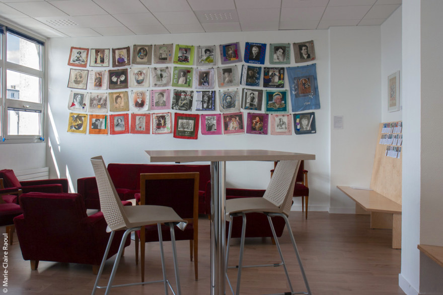 L'installation textile participative Paroles et images de femmes exposée au salon de repos des élus de Brest en août et septembre 2018, atelier de Marie-Claire Raoul