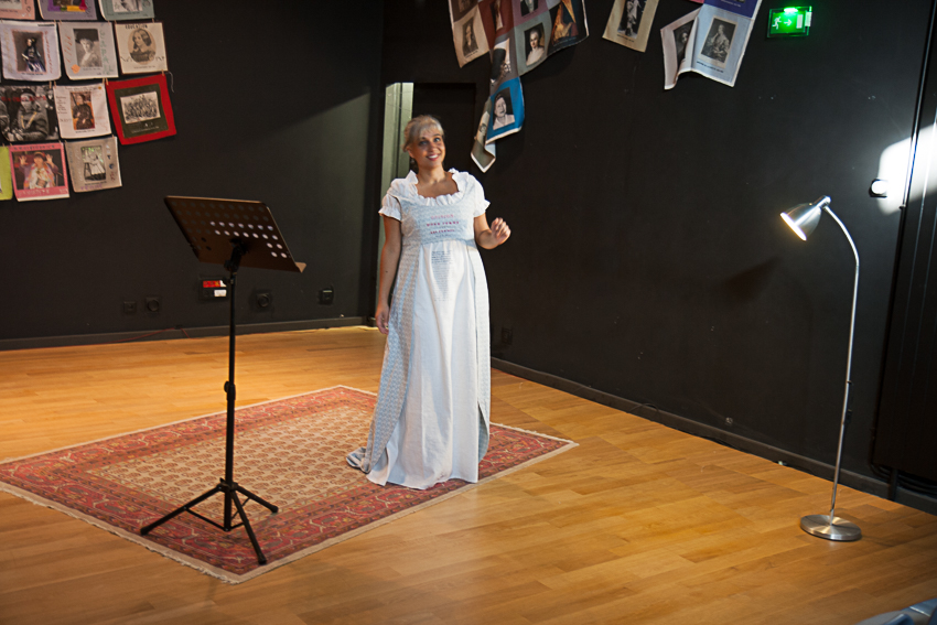 Présentation de l'installation textile collective «Paroles et images de femmes d'hier et d'aujourd'hui» par l'artiste plasticienne Marie-Claire Raoul et performance-lecture avec Monica Campo devant les étudiants du master «études sur le genre» de l'UBO à l'espace Lcause à Brest le 24 septembre 2018