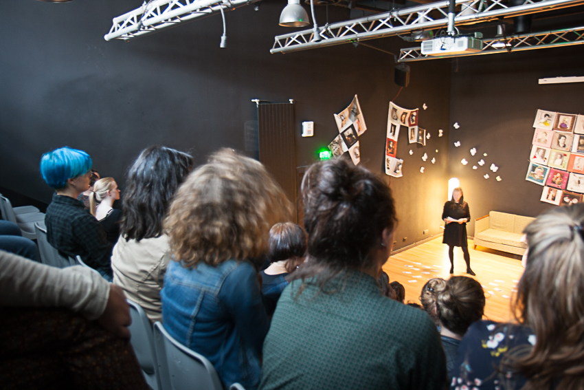 Présentation de l'installation textile collective «Paroles et images de femmes d'hier et d'aujourd'hui» par l'artiste plasticienne Marie-Claire Raoul et performance-lecture avec Monica Campo devant les étudiants du master «études sur le genre» de l'UBO à l'espace Lcause à Brest le 24 septembre 2018