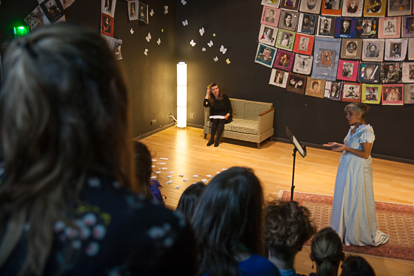 Présentation de l'installation textile collective «Paroles et images de femmes d'hier et d'aujourd'hui» par l'artiste plasticienne Marie-Claire Raoul et performance-lecture avec Monica Campo devant les étudiants du master «études sur le genre» de l'UBO à l'espace Lcause à Brest le 24 septembre 2018