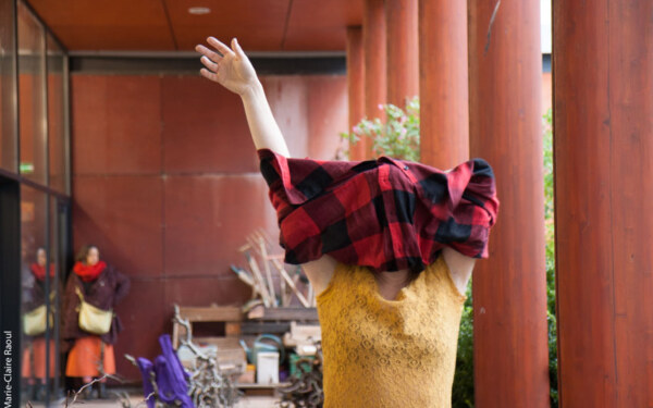 Performance de la danseuse et chorégraphe Caroline Denos le 1er février 2019 à la médiathèque St martin de Brest à l'occasion de l'exposition de photographies [État second] de Marie-Claire Raoul dans le cadre du festival Pluie d'images 2019