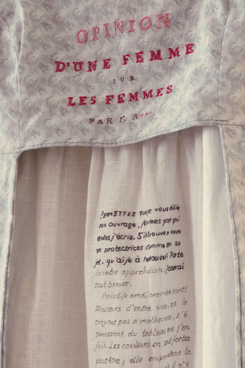 Fanny, broderie, détail de la robe réalisée par Marie-Claire Raoul, vue de l'exposition Paroles et images de femmes de Brest à Kiel qui a eu lieu du 8 mars au 21 avril 2018 à la Maison de la Fontaine à Brest