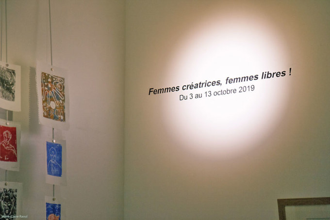 Montage de l'exposition [Femmes créatrices, femmes libres] le 26 septembre 2019 au musée des beaux-arts de Brest avec Éric Royué et Thierry Chalm du service technique, Marie-Claire Raoul