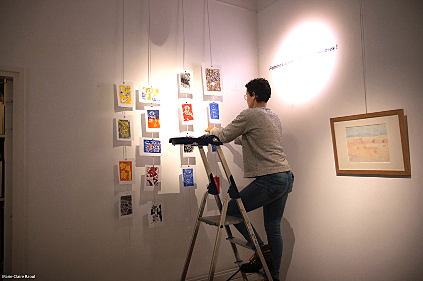 Montage de l'exposition [Femmes créatrices, femmes libres] le 26 septembre 2019 au musée des beaux-arts de Brest avec Éric Roué et Thierry Chalm du service technique, ici Anna Larvor installe le panneau des linogravures réalisées lors des ateliers avec Marie-Claire Raoul