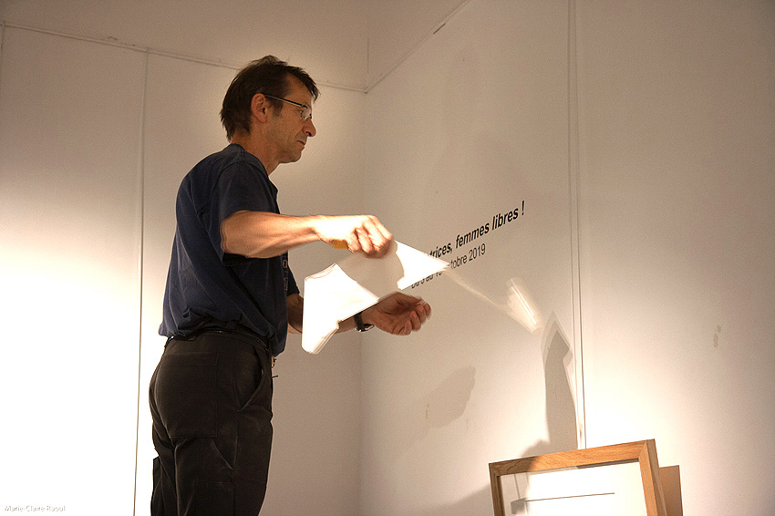 Montage de l'exposition [Femmes créatrices, femmes libres] le 26 septembre 2019 au musée des beaux-arts de Brest avec Éric Roué et Thierry Chalm du service technique, Marie-Claire Raoul