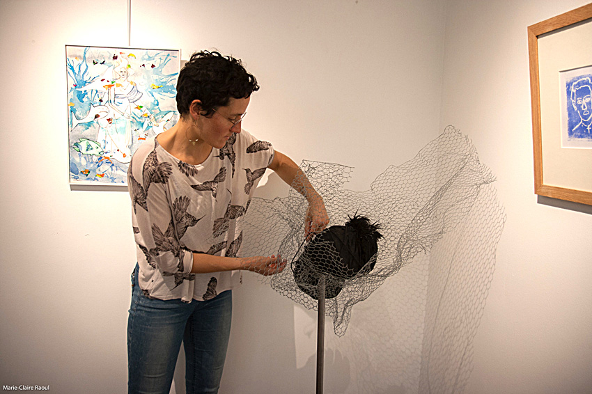 Montage de l'exposition [Femmes créatrices, femmes libres] le 26 septembre 2019 au musée des beaux-arts de Brest avec Éric Roué et Thierry Chalm du service technique, installation d'Anna Larvor, Marie-Claire Raoul