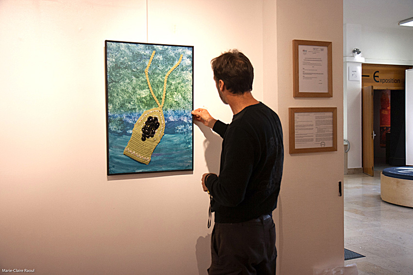 Montage de l'exposition [Femmes créatrices, femmes libres] le 26 septembre 2019 au musée des beaux-arts de Brest avec Éric Roué et Thierry Chalm du service technique, Marie-Claire Raoul