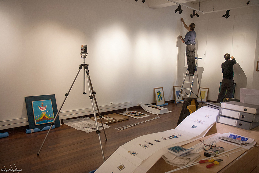 Montage de l'exposition [Femmes créatrices, femmes libres] le 26 septembre 2019 au musée des beaux-arts de Brest avec Éric Roué et Thierry Chalm du service technique, Marie-Claire Raoul